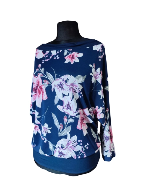 Granatowa bluzka kimono z marszczonym dekoltem - wzór w kwiaty